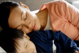 成年儿子粘着妈妈同床睡，面对指责妈妈脸红尴尬，缓缓吐出实情图片