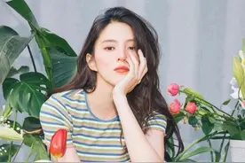 想变身韩素希同款清冷感拽姐？速学这款烟熏妆，甜飒氛围感拉满了图片