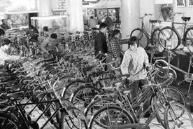 五十年前的“凤凰牌”自行车，一辆150元，放现在相当于多少钱？图片