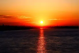 哈尔滨松花江日出金碧辉煌 映红满江粼粼波光图片