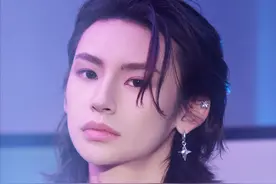 曾喊出“泰酷辣”热梗！99年男爱豆被拍到往车窗外丢烟头，本人道歉：感谢批评与指正，我以后将严格要求言行图片