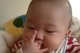 从小“吃手指”和“不吃手指”的孩子，长大后差距明显，对照看下图片