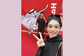 奚梦瑶夫妇赴卡塔尔看世界杯决赛，何猷君撞脸吉祥物，何超欣同行图片