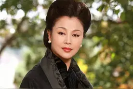 于小慧：月子期间办离婚，做单亲妈妈37年，今儿子成她骄傲图片