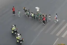 太暖了！交警和萌娃双向比心~图片