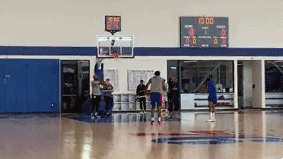 哈登亲自示范招牌后撤步，恩比德学成了四步跳投图片