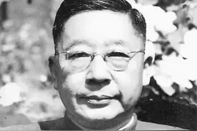 1966年，老舍跳湖自尽，独子陪父亲坐了一夜，从此夹起尾巴做人图片