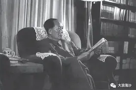 毛主席：“我只要求干部一条，要把官僚架子放下，平等待人。”图片