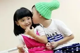 女子带5岁的儿子小区楼下玩，差点被一个6-7岁的小女孩拐卖了。图片