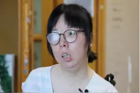 80后女医生怀孕时脑出血瘫痪，生子后惨遭抛弃，7年后逆风翻盘图片