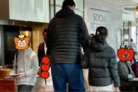姚明过年带孩子，11岁女儿到爸爸手臂似有180，长腿继承叶莉基因图片