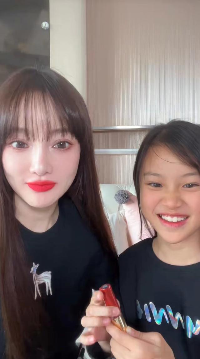 李小璐女儿甜馨玩滑板,9岁年纪身高赶上妈妈,穿露脐装秀大长腿