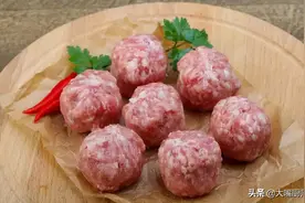 过年做肉丸子，调料越多越香？牢记6大技巧，个个软嫩Q弹，特好吃图片