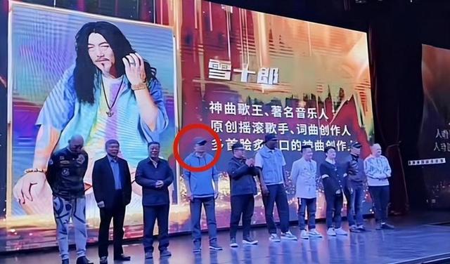 毕福剑现身网红聚会，跷二郎腿叼烟没人理，网友：太把自己当回事