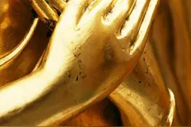 绕佛是先迈左脚还是先迈右脚图片