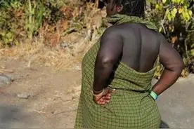 以“丰臀”为美的原始部落，把狒狒当主食，蝙蝠当凉菜图片