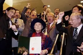 她在港大做了44年清洁工，一生只会写5个字，82岁被授予荣誉院士图片