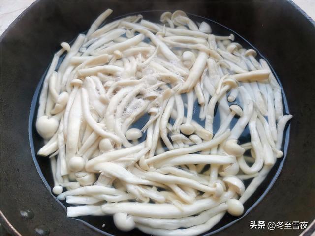 吃香菇、平菇，不如吃这蘑菇，蛋白质和氨基酸含量高，别不懂吃