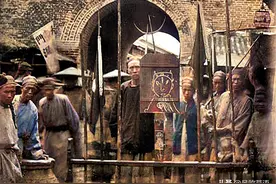 清末时期的云南昆明，官宦人家子女成群，吴三桂的大刀霸气出镜图片