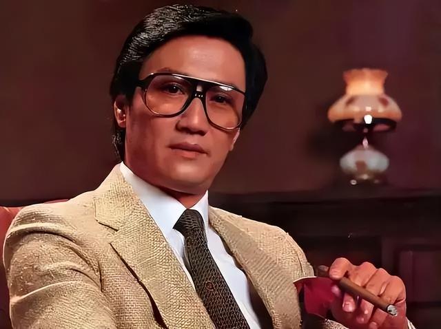 86岁谢贤新恋情曝光?与短裙女子海边散步,原来并不是本人