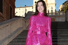 安妮海瑟薇现身秀场，穿超短裙秀白嫩大长腿，脚踩恨天高十分吸睛图片