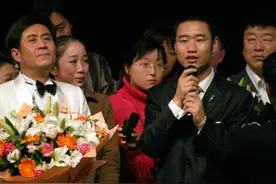 一生捐款300多万资助183名贫困生，妻子提离婚，他的故事让人泪目图片