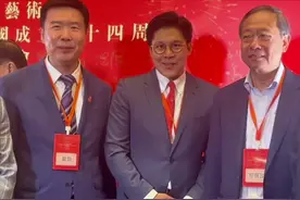霍启刚亚运会后人气“升级”，回港被争先合照，娶对妻子很重要图片