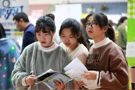 学生用4张图，描述自己考公上岸后在亲戚眼里的样子，对比扎心了图片