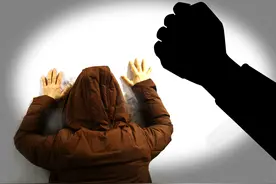 疫情下的家暴：3岁孩子目睹父亲搧母亲，母亲难反抗申请人身保护令图片