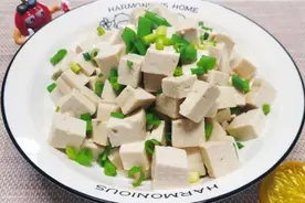 小葱拌豆腐学会这样做，葱香浓郁，清淡爽口，每次上桌都光盘图片