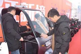 雅迪电动三轮车测评：自带雨棚，遮风挡雨，60岁以上老年人也能开图片