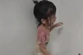 母亲涉嫌虐待，南宁4岁女孩仅重22斤，1岁智力，睡厨房，被泼冷水图片