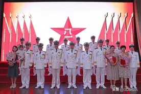 ​军官晋衔，亲属见证！图片