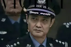 这一身军功章和充满杀气的眼神，让人不寒而栗图片