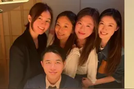 何猷亨与美女庆祝30岁生日，而立之年仍单身，已是接班人专注事业图片