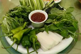公司团建去东北菜馆吃饭，湖南小伙嫌菜不好吃，网友怒怼：不识货图片