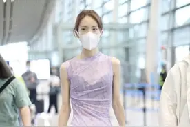 金晨穿衣真高调，薄纱上衣透出内搭清新大胆，配休闲裤显出好身材图片