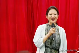 倪萍：我妈没说话，身体却有些抖动，我赶紧转身走了，没敢回头图片
