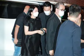 刘德华老婆胖了真像李英爱，穿改良旗袍身材富态，小腿肌肉真发达图片
