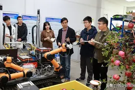 西农研发全国高校首台苹果双臂采摘机器人完成实地实验图片
