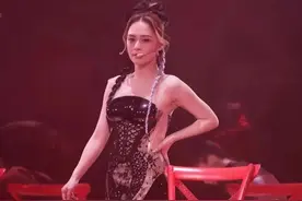 阿娇演唱会穿着性感，身材丰满却被嘲，别再“畸形审美”了图片