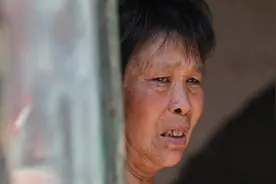 母亲徒步三千里，肩背手推两个瘫痪女儿寻医，走了整整五年去北京图片