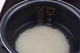 蒸米饭水和米的比例是多少？1个小技巧，让你蒸出香喷喷的米饭图片