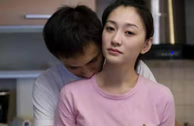 港媒曝张柏芝领证，3胎生父被找到谢贤无奈接受，曾霸占李小冉4年