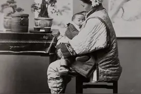 最恶毒婆婆：婆媳同日产子，逼儿媳喂自己儿子，儿媳早逝她活到90图片