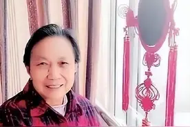 一对情侣在街头接吻，女子很认真，男子却一边接吻一边看手机图片