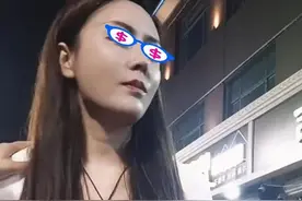 女子不能吃辣，好友将一大把辣椒塞进她的嘴里，还灌了一大杯啤酒图片