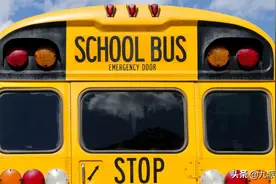 美国高中生携带AK-47步枪上校车，已被拘留图片