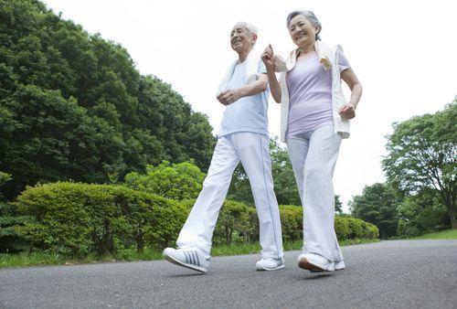 退休医生坦言：寿命长不是靠多走路和多睡觉，坚持2件小事很重要