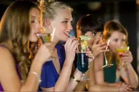 关于酒吧女的两个故事图片